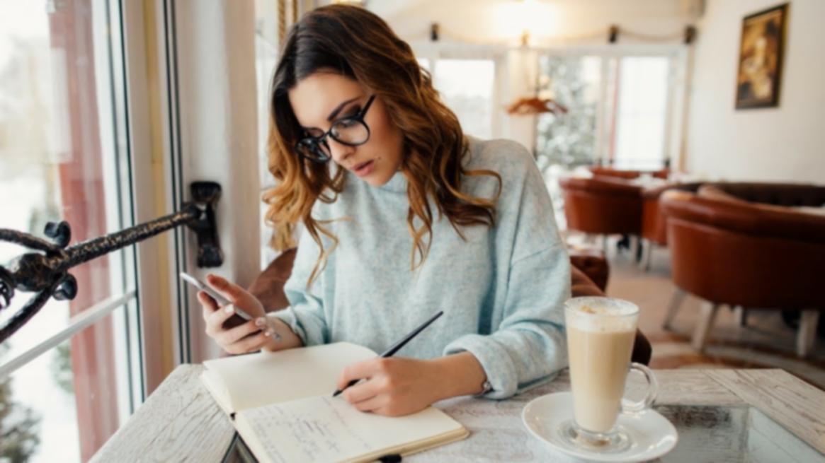 Gesprächscheckliste mit markierten Punkten