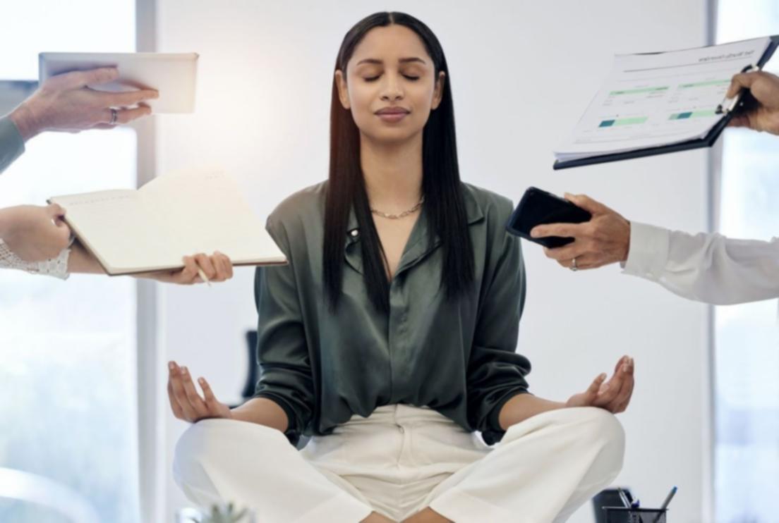 Professionelle Arbeitsumgebung mit modernen Kommunikationsmitteln