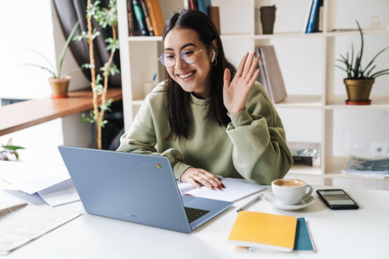 Professioneller Austausch zwischen Teilnehmern während einer Übungseinheit
